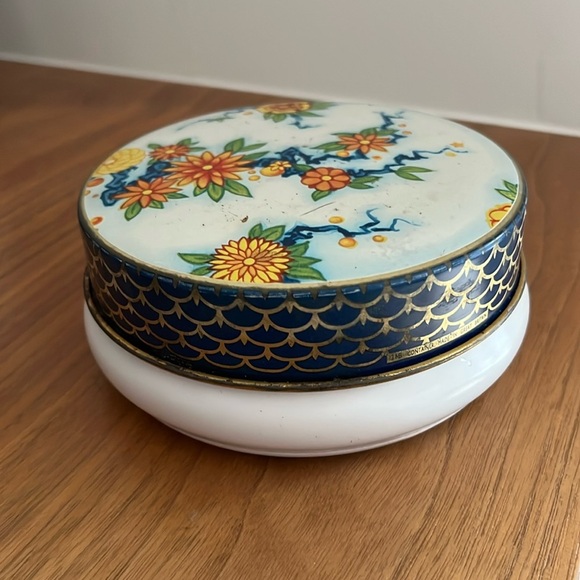 VINTAGE Riley's Toffee Round Tin Floral Design Made England Cottagecore Decor - Picture 6 of 17